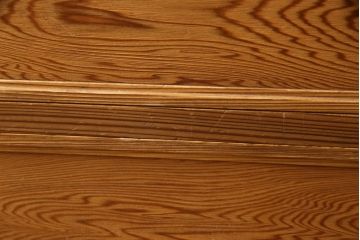 3段重ね箪笥をオープンラック収納とロータイプの箪笥にリメイク!上中段は引き出し・底板を取り払い新たに仕切りを追加、脚を取り付け。下段にはヒノキ無垢材の天板を取り付け。いずれも側面の色に合わせて塗装仕上げ。