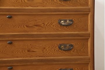 3段重ね箪笥をオープンラック収納とロータイプの箪笥にリメイク!上中段は引き出し・底板を取り払い新たに仕切りを追加、脚を取り付け。下段にはヒノキ無垢材の天板を取り付け。いずれも側面の色に合わせて塗装仕上げ。