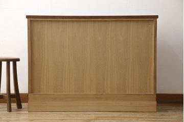 3段重ね箪笥をオープンラック収納とロータイプの箪笥にリメイク!上中段は引き出し・底板を取り払い新たに仕切りを追加、脚を取り付け。下段にはヒノキ無垢材の天板を取り付け。いずれも側面の色に合わせて塗装仕上げ。