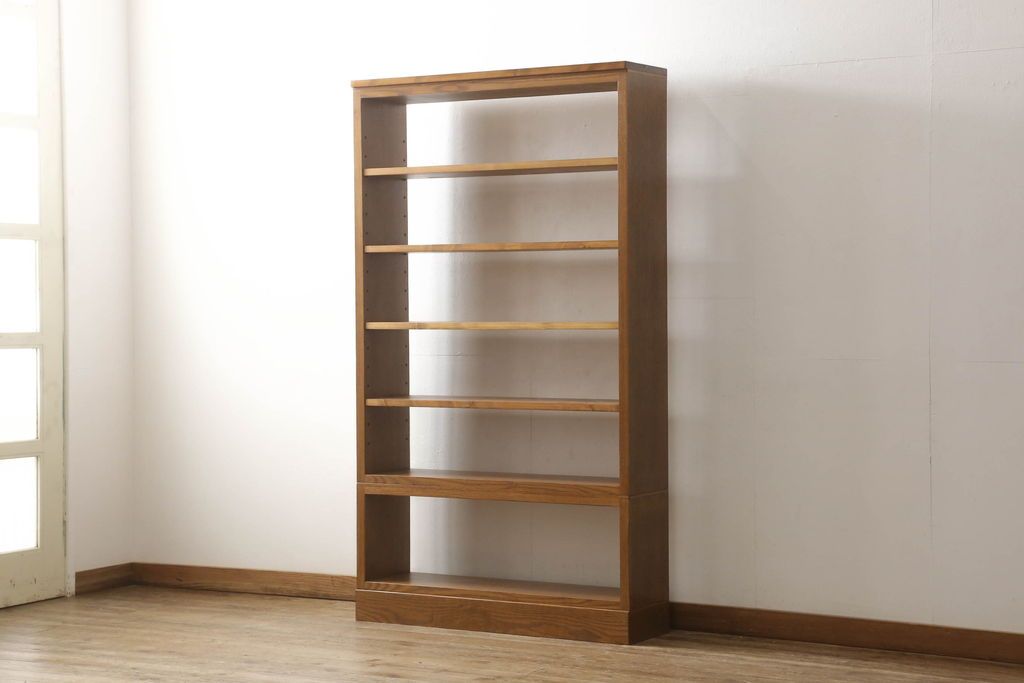 ワードローブを2台の本棚にリメイク!奥行きを2等分し、天板を取り付け。それぞれ可動棚を追加し、明るめの茶色に塗装仕上げ。