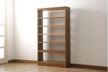 ワードローブを2台の本棚にリメイク!奥行きを2等分し、天板を取り付け。それぞれ可動棚を追加し、明るめの茶色に塗装仕上げ。