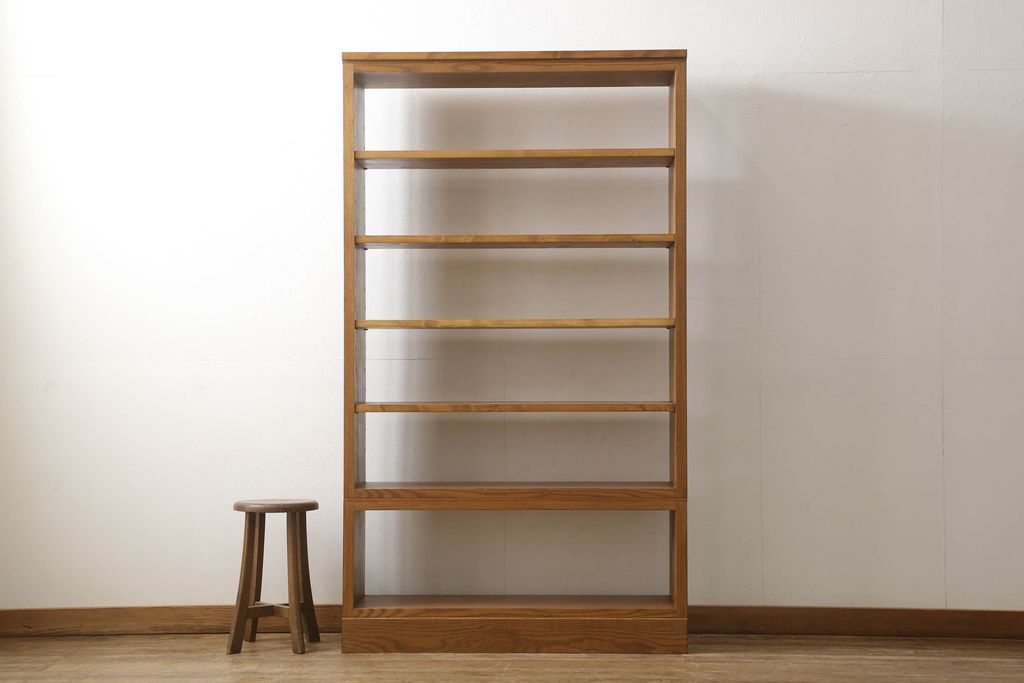 ワードローブを2台の本棚にリメイク!奥行きを2等分し、天板を取り付け。それぞれ可動棚を追加し、明るめの茶色に塗装仕上げ。