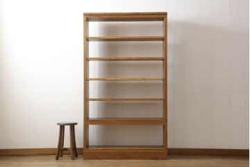 ワードローブを2台の本棚にリメイク!奥行きを2等分し、天板を取り付け。それぞれ可動棚を追加し、明るめの茶色に塗装仕上げ。