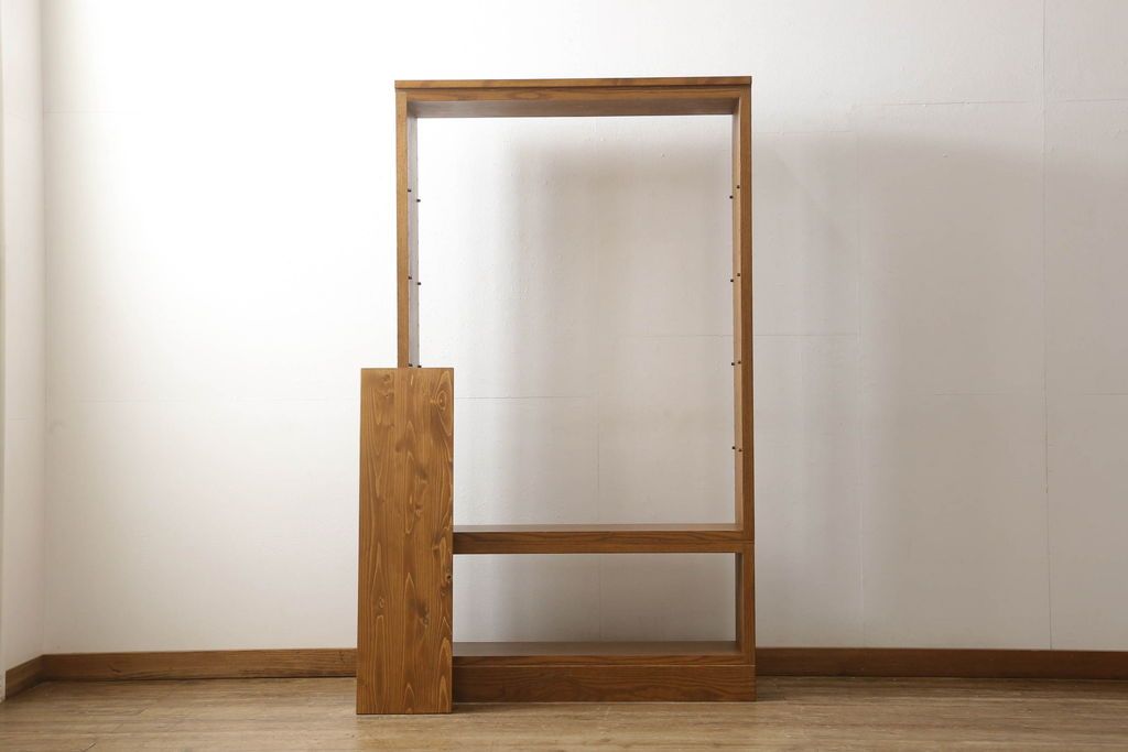 ワードローブを2台の本棚にリメイク!奥行きを2等分し、天板を取り付け。それぞれ可動棚を追加し、明るめの茶色に塗装仕上げ。