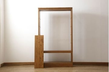 ワードローブを2台の本棚にリメイク!奥行きを2等分し、天板を取り付け。それぞれ可動棚を追加し、明るめの茶色に塗装仕上げ。