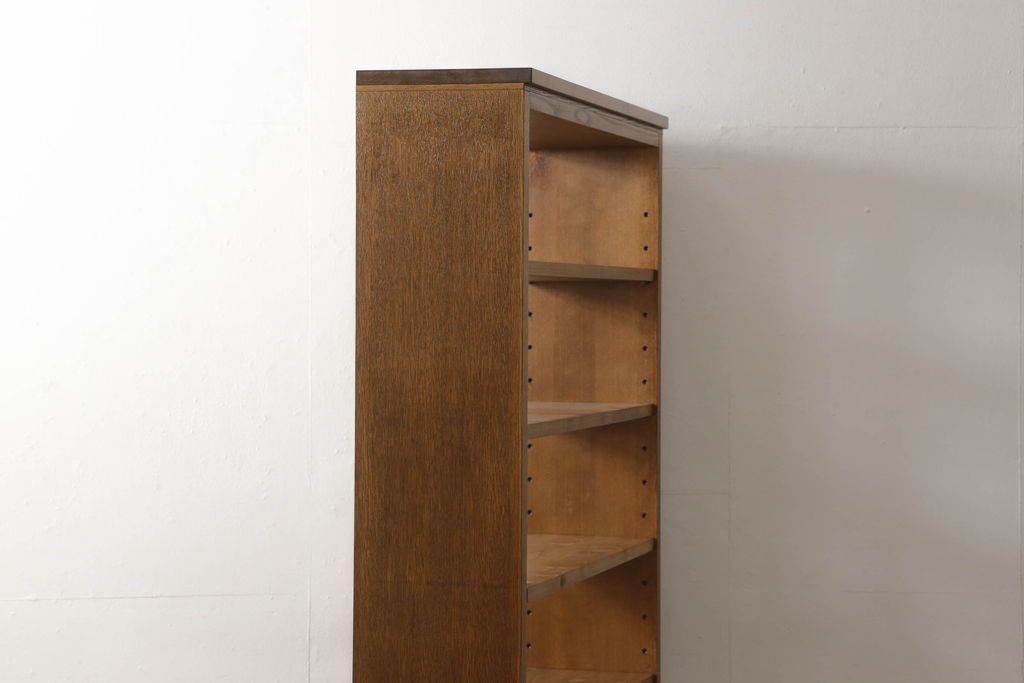 ワードローブを2台の本棚にリメイク!奥行きを2等分し、天板を取り付け。それぞれ可動棚を追加し、明るめの茶色に塗装仕上げ。