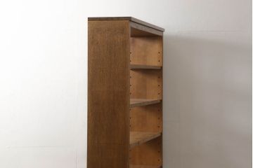 ワードローブを2台の本棚にリメイク!奥行きを2等分し、天板を取り付け。それぞれ可動棚を追加し、明るめの茶色に塗装仕上げ。