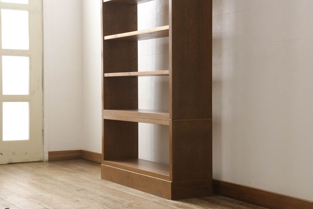 ワードローブを2台の本棚にリメイク!奥行きを2等分し、天板を取り付け。それぞれ可動棚を追加し、明るめの茶色に塗装仕上げ。