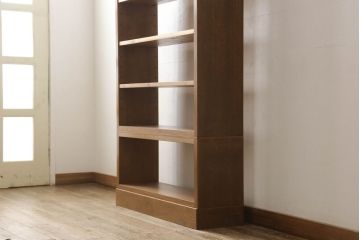 ワードローブを2台の本棚にリメイク!奥行きを2等分し、天板を取り付け。それぞれ可動棚を追加し、明るめの茶色に塗装仕上げ。