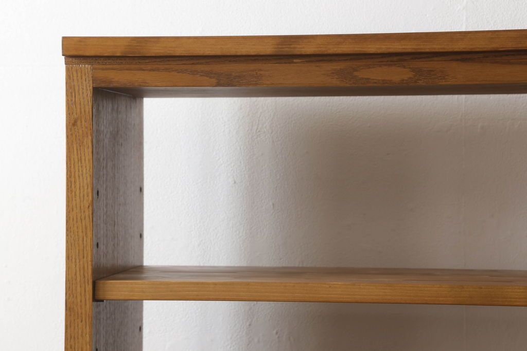 ワードローブを2台の本棚にリメイク!奥行きを2等分し、天板を取り付け。それぞれ可動棚を追加し、明るめの茶色に塗装仕上げ。