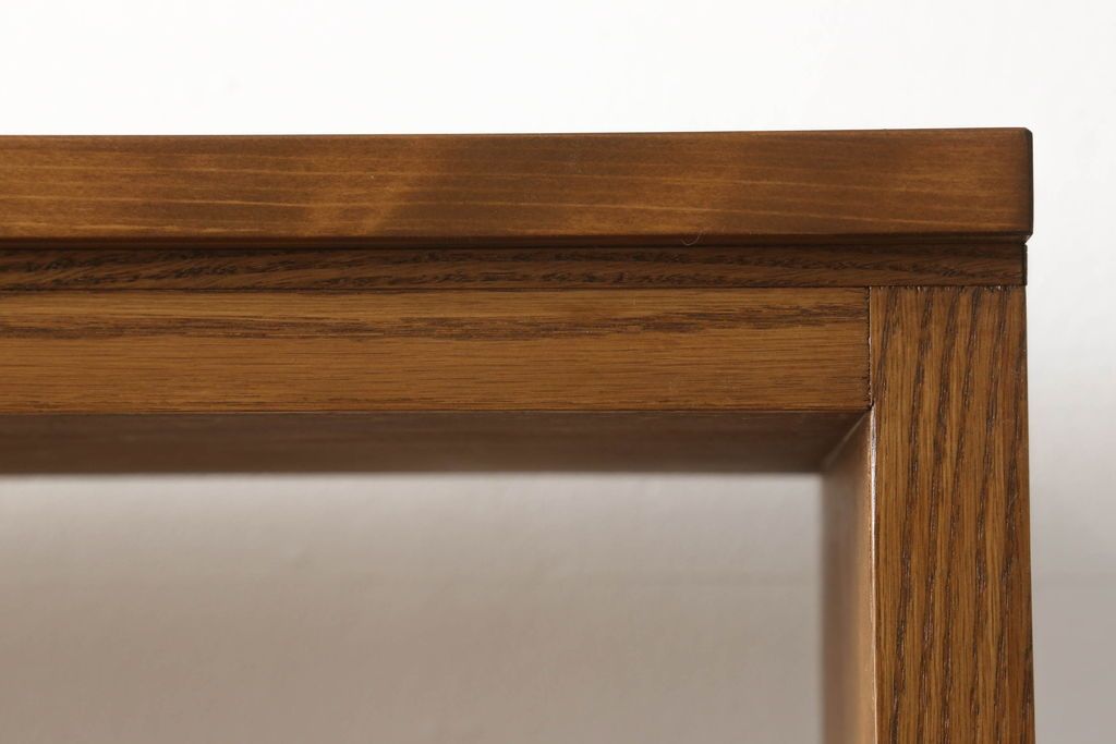 ワードローブを2台の本棚にリメイク!奥行きを2等分し、天板を取り付け。それぞれ可動棚を追加し、明るめの茶色に塗装仕上げ。