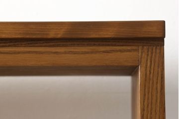 ワードローブを2台の本棚にリメイク!奥行きを2等分し、天板を取り付け。それぞれ可動棚を追加し、明るめの茶色に塗装仕上げ。