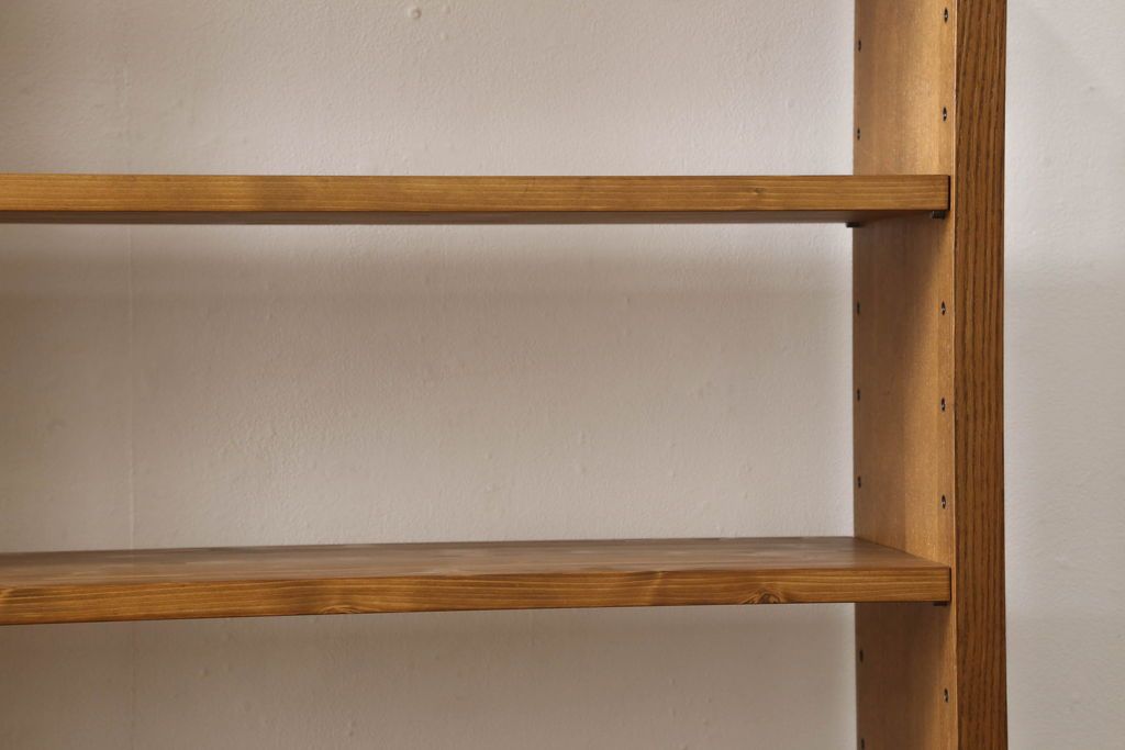 ワードローブを2台の本棚にリメイク!奥行きを2等分し、天板を取り付け。それぞれ可動棚を追加し、明るめの茶色に塗装仕上げ。
