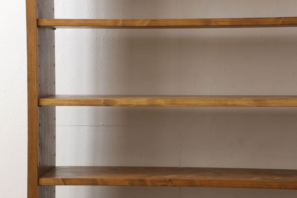 ワードローブを2台の本棚にリメイク!奥行きを2等分し、天板を取り付け。それぞれ可動棚を追加し、明るめの茶色に塗装仕上げ。