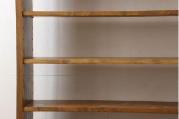 ワードローブを2台の本棚にリメイク!奥行きを2等分し、天板を取り付け。それぞれ可動棚を追加し、明るめの茶色に塗装仕上げ。