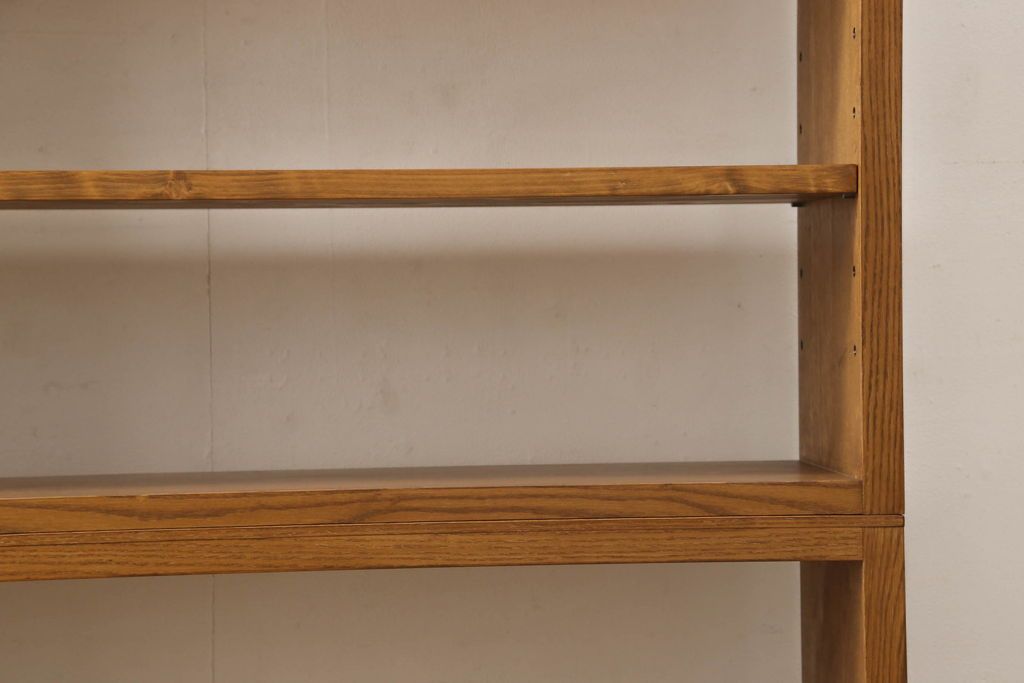 ワードローブを2台の本棚にリメイク!奥行きを2等分し、天板を取り付け。それぞれ可動棚を追加し、明るめの茶色に塗装仕上げ。