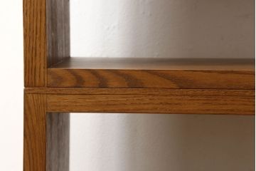 ワードローブを2台の本棚にリメイク!奥行きを2等分し、天板を取り付け。それぞれ可動棚を追加し、明るめの茶色に塗装仕上げ。