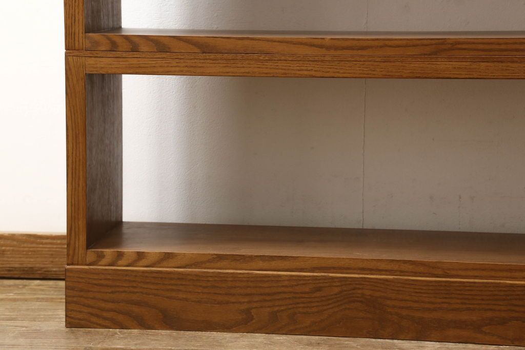 ワードローブを2台の本棚にリメイク!奥行きを2等分し、天板を取り付け。それぞれ可動棚を追加し、明るめの茶色に塗装仕上げ。