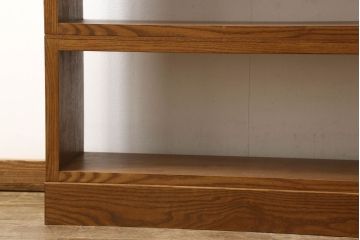 ワードローブを2台の本棚にリメイク!奥行きを2等分し、天板を取り付け。それぞれ可動棚を追加し、明るめの茶色に塗装仕上げ。