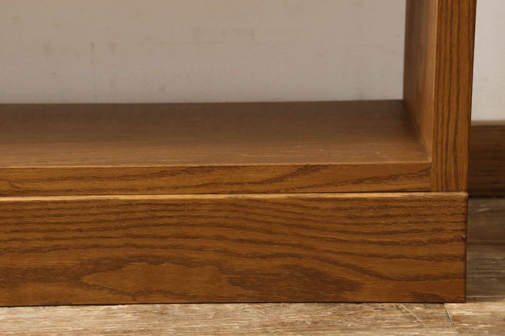 ワードローブを2台の本棚にリメイク!奥行きを2等分し、天板を取り付け。それぞれ可動棚を追加し、明るめの茶色に塗装仕上げ。