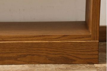 ワードローブを2台の本棚にリメイク!奥行きを2等分し、天板を取り付け。それぞれ可動棚を追加し、明るめの茶色に塗装仕上げ。