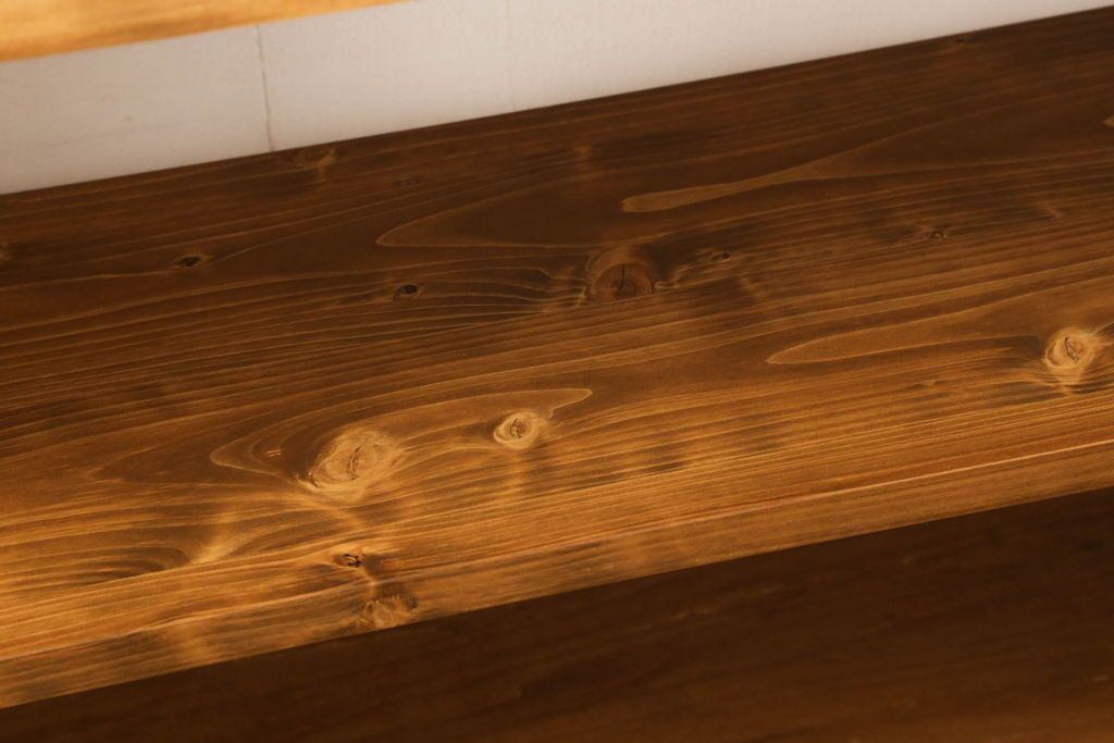 ワードローブを2台の本棚にリメイク!奥行きを2等分し、天板を取り付け。それぞれ可動棚を追加し、明るめの茶色に塗装仕上げ。