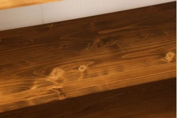 ワードローブを2台の本棚にリメイク!奥行きを2等分し、天板を取り付け。それぞれ可動棚を追加し、明るめの茶色に塗装仕上げ。