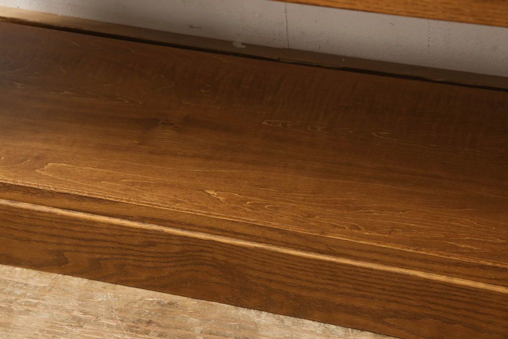 ワードローブを2台の本棚にリメイク!奥行きを2等分し、天板を取り付け。それぞれ可動棚を追加し、明るめの茶色に塗装仕上げ。