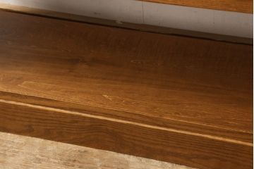 ワードローブを2台の本棚にリメイク!奥行きを2等分し、天板を取り付け。それぞれ可動棚を追加し、明るめの茶色に塗装仕上げ。