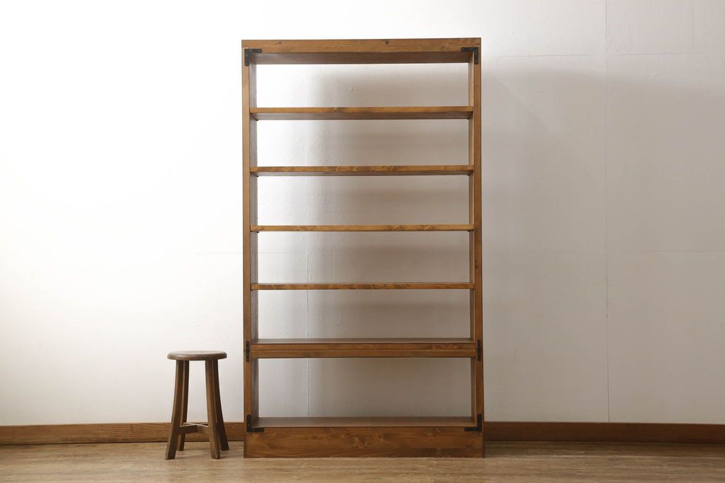 ワードローブを2台の本棚にリメイク!奥行きを2等分し、天板を取り付け。それぞれ可動棚を追加し、明るめの茶色に塗装仕上げ。