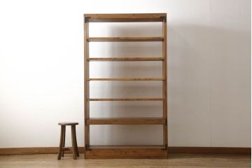 ワードローブを2台の本棚にリメイク!奥行きを2等分し、天板を取り付け。それぞれ可動棚を追加し、明るめの茶色に塗装仕上げ。