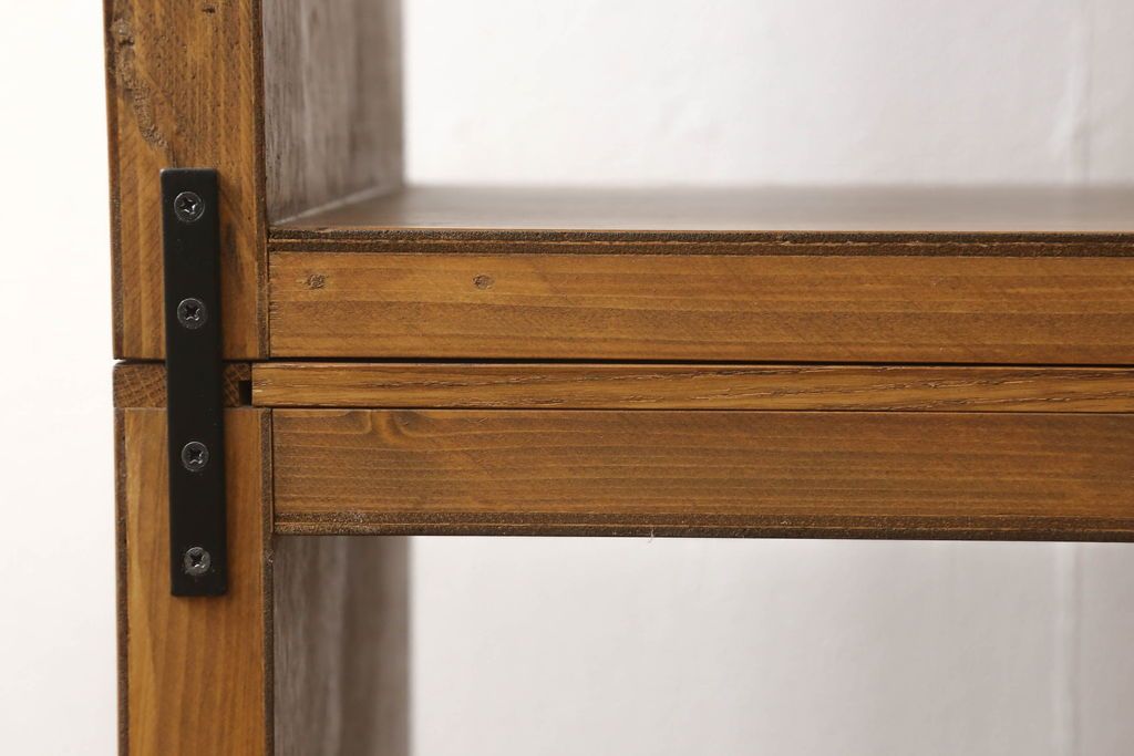 ワードローブを2台の本棚にリメイク!奥行きを2等分し、天板を取り付け。それぞれ可動棚を追加し、明るめの茶色に塗装仕上げ。