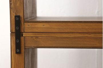 ワードローブを2台の本棚にリメイク!奥行きを2等分し、天板を取り付け。それぞれ可動棚を追加し、明るめの茶色に塗装仕上げ。