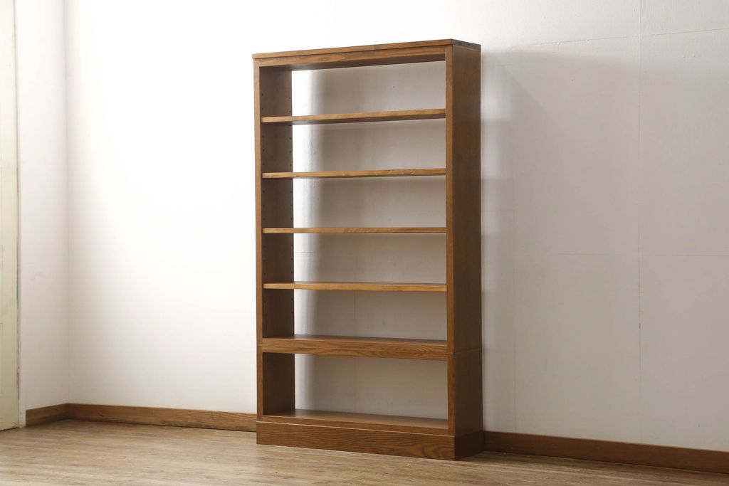 ワードローブを2台の本棚にリメイク!奥行きを2等分し、天板を取り付け。それぞれ可動棚を追加し、明るめの茶色に塗装仕上げ。