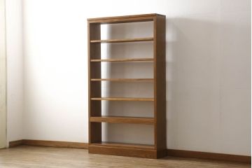 ワードローブを2台の本棚にリメイク!奥行きを2等分し、天板を取り付け。それぞれ可動棚を追加し、明るめの茶色に塗装仕上げ。