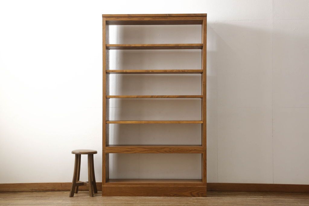 ワードローブを2台の本棚にリメイク!奥行きを2等分し、天板を取り付け。それぞれ可動棚を追加し、明るめの茶色に塗装仕上げ。