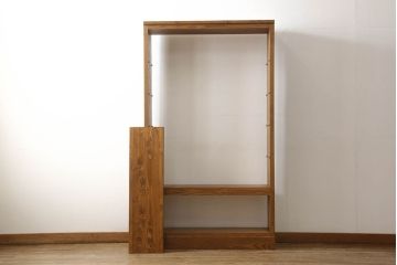 ワードローブを2台の本棚にリメイク!奥行きを2等分し、天板を取り付け。それぞれ可動棚を追加し、明るめの茶色に塗装仕上げ。