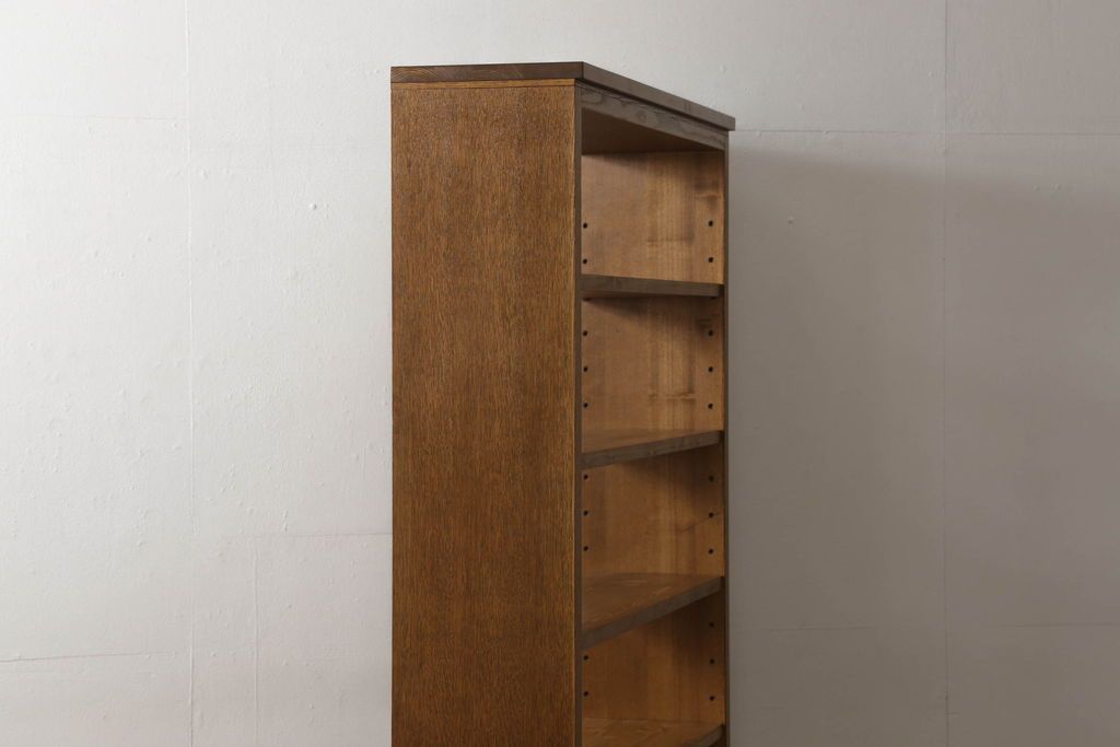 ワードローブを2台の本棚にリメイク!奥行きを2等分し、天板を取り付け。それぞれ可動棚を追加し、明るめの茶色に塗装仕上げ。