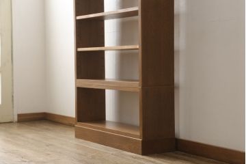 ワードローブを2台の本棚にリメイク!奥行きを2等分し、天板を取り付け。それぞれ可動棚を追加し、明るめの茶色に塗装仕上げ。