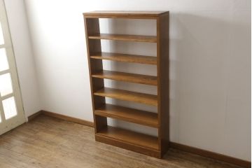 ワードローブを2台の本棚にリメイク!奥行きを2等分し、天板を取り付け。それぞれ可動棚を追加し、明るめの茶色に塗装仕上げ。