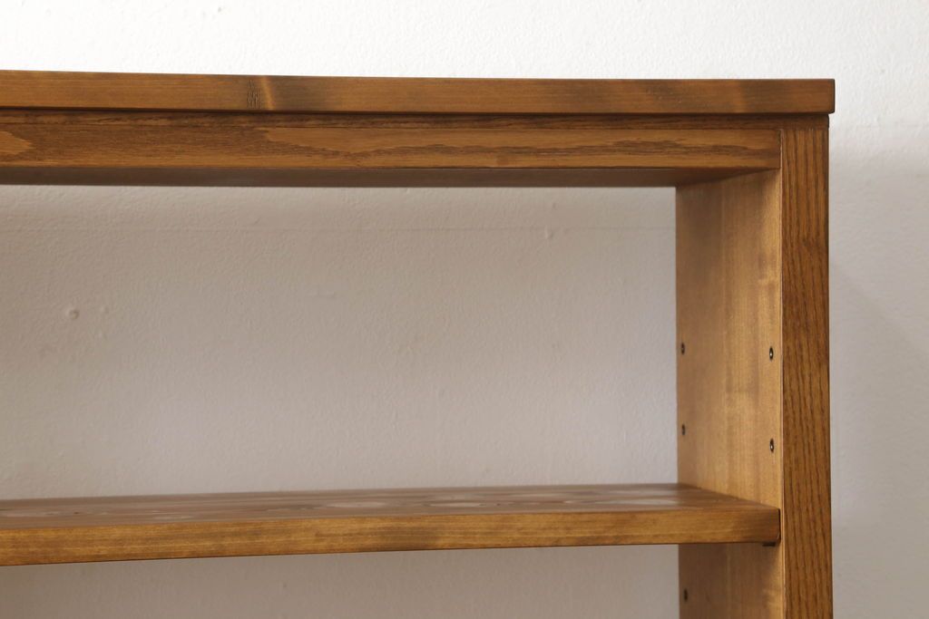 ワードローブを2台の本棚にリメイク!奥行きを2等分し、天板を取り付け。それぞれ可動棚を追加し、明るめの茶色に塗装仕上げ。