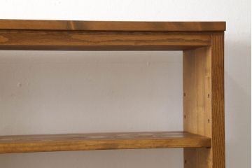 ワードローブを2台の本棚にリメイク!奥行きを2等分し、天板を取り付け。それぞれ可動棚を追加し、明るめの茶色に塗装仕上げ。