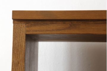 ワードローブを2台の本棚にリメイク!奥行きを2等分し、天板を取り付け。それぞれ可動棚を追加し、明るめの茶色に塗装仕上げ。