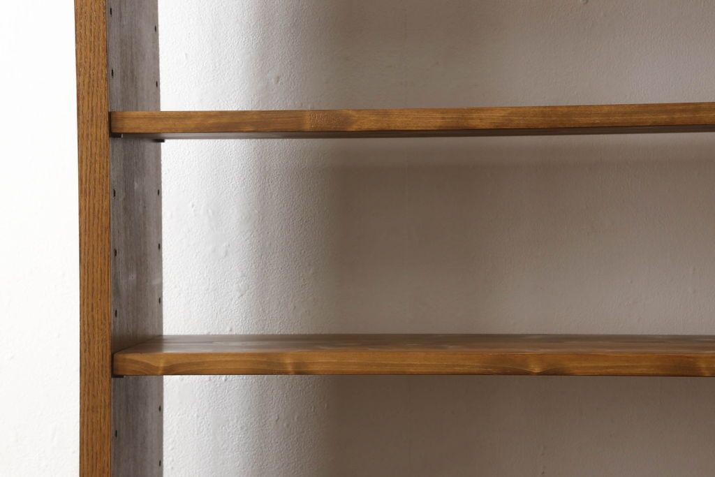 ワードローブを2台の本棚にリメイク!奥行きを2等分し、天板を取り付け。それぞれ可動棚を追加し、明るめの茶色に塗装仕上げ。