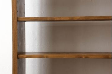 ワードローブを2台の本棚にリメイク!奥行きを2等分し、天板を取り付け。それぞれ可動棚を追加し、明るめの茶色に塗装仕上げ。