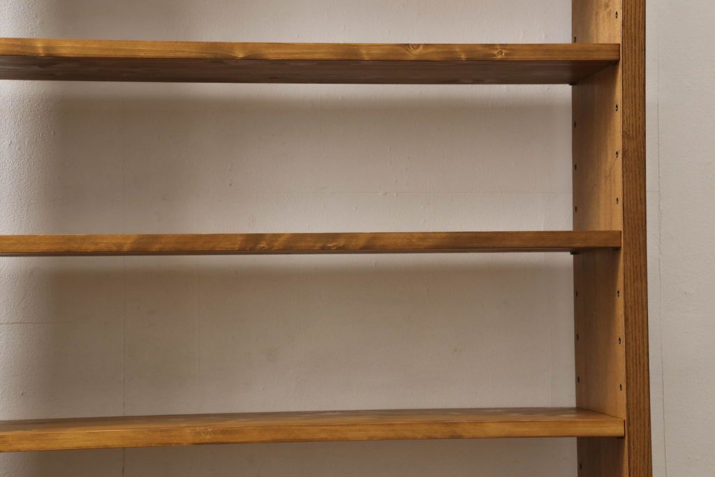 ワードローブを2台の本棚にリメイク!奥行きを2等分し、天板を取り付け。それぞれ可動棚を追加し、明るめの茶色に塗装仕上げ。