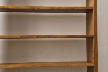 ワードローブを2台の本棚にリメイク!奥行きを2等分し、天板を取り付け。それぞれ可動棚を追加し、明るめの茶色に塗装仕上げ。