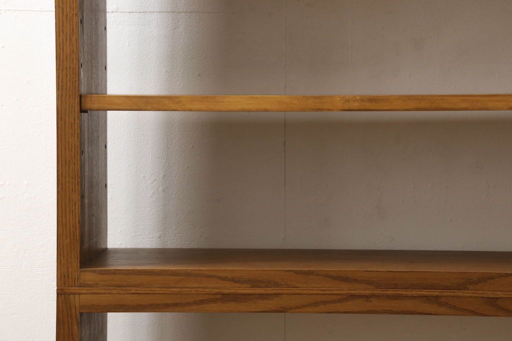 ワードローブを2台の本棚にリメイク!奥行きを2等分し、天板を取り付け。それぞれ可動棚を追加し、明るめの茶色に塗装仕上げ。