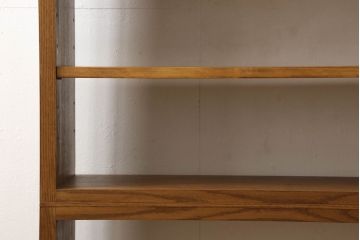 ワードローブを2台の本棚にリメイク!奥行きを2等分し、天板を取り付け。それぞれ可動棚を追加し、明るめの茶色に塗装仕上げ。