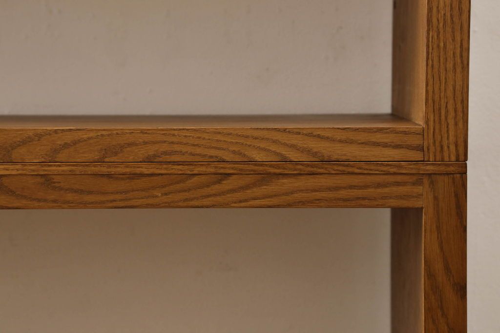 ワードローブを2台の本棚にリメイク!奥行きを2等分し、天板を取り付け。それぞれ可動棚を追加し、明るめの茶色に塗装仕上げ。